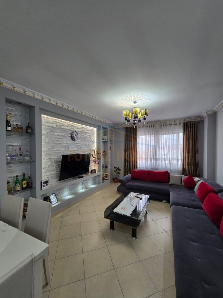 Shitet, Apartament 2+1+2, Unaza e Re.