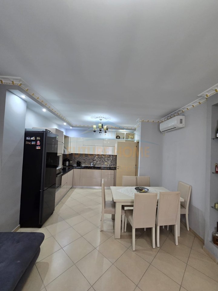 Shitet, Apartament 2+1+2, Unaza e Re.