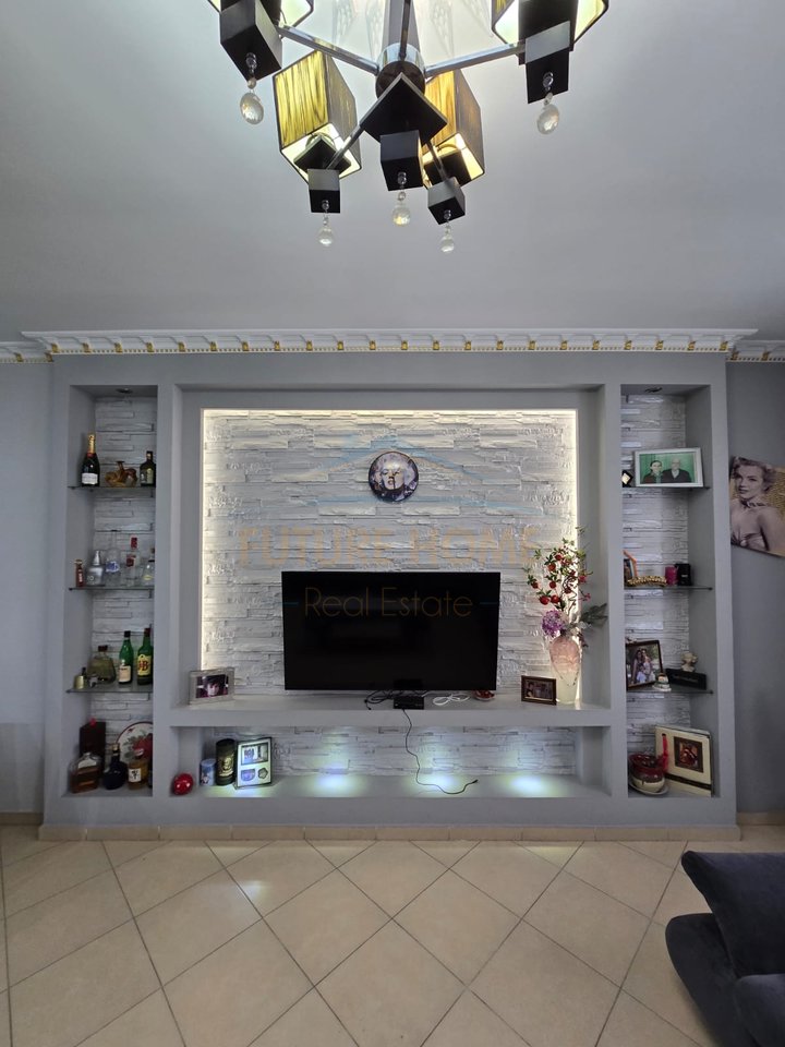 Shitet, Apartament 2+1+2, Unaza e Re.
