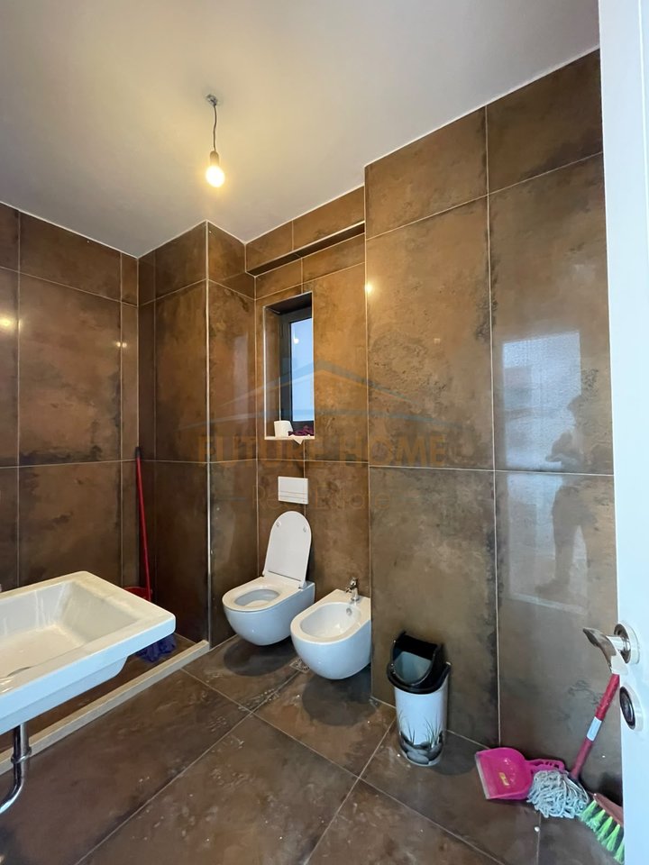 Shitet Apartament 2+1+2+Verandë, Rezidenca Green Harmony, Porcelan.