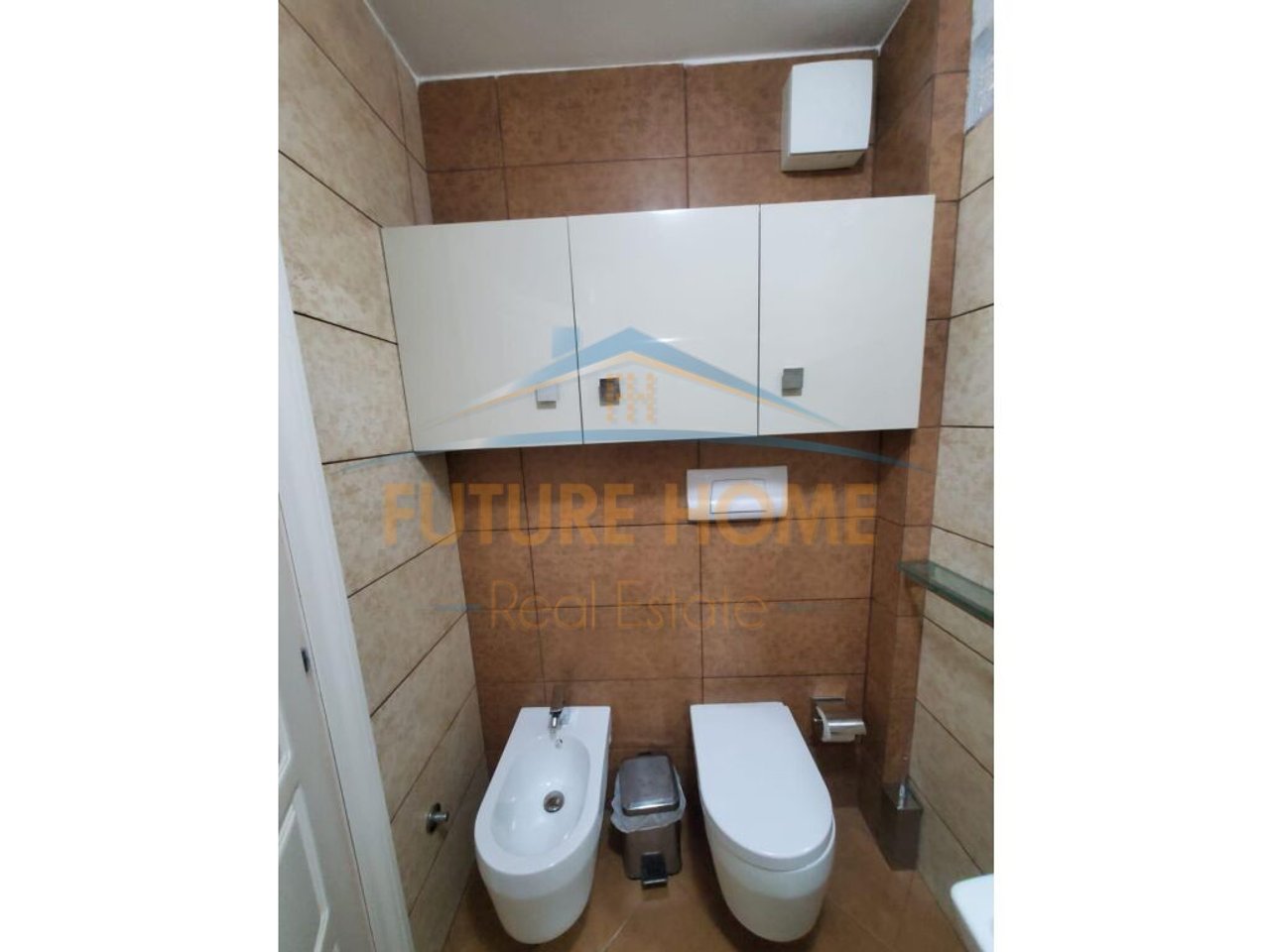 Qera, Apartament 2+1+2 , Tek Mozaiku , 21 Dhjetori , Tiranë