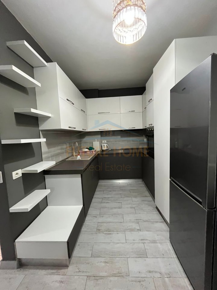 Qera,Apartament 2+1+2+2 Poste Parkimi ,Unaza e Re, Sima Com