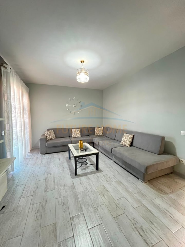 Qera,Apartament 2+1+2+2 Poste Parkimi ,Unaza e Re, Sima Com