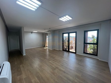 Qira, Ambient Biznesi, Rruga e Kavajës, Tiranë.