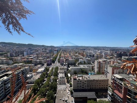 Qira, Ambient Biznesi, Rruga e Kavajës, Tiranë.