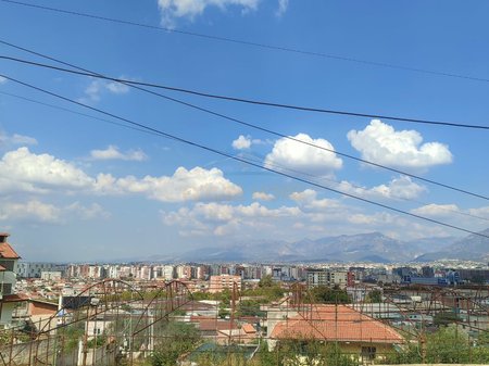 Shitet, Shtëpi private, Misto Mame, Tiranë.