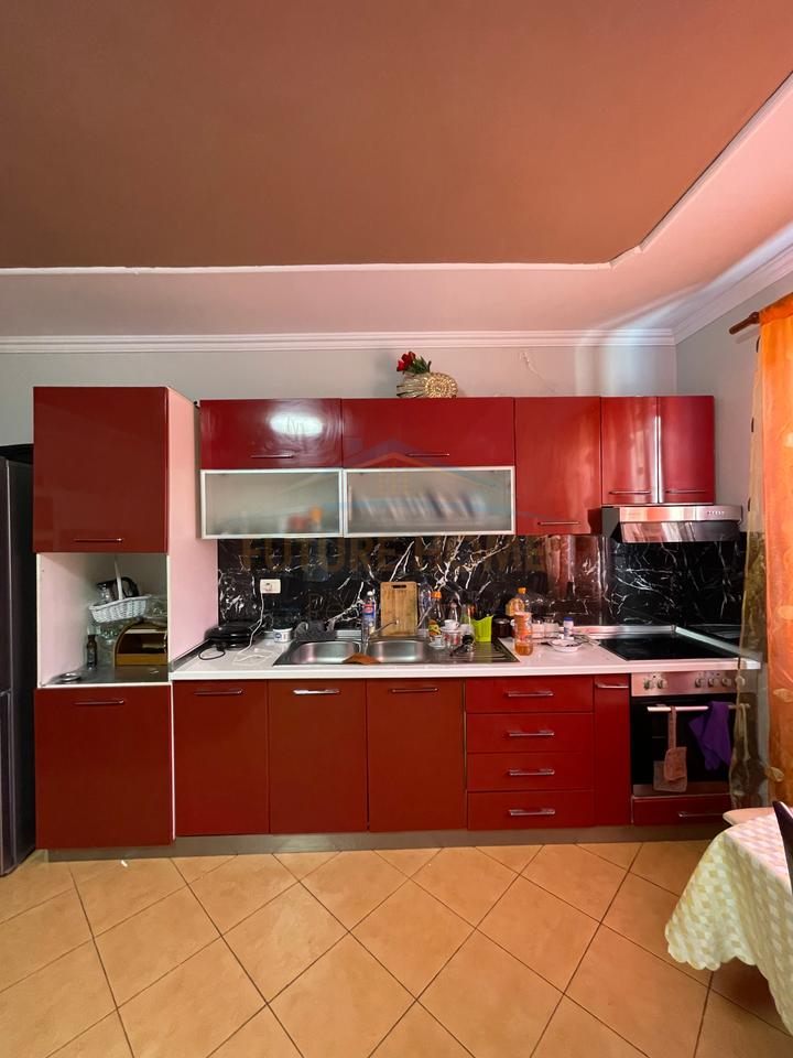 Shitet Apartament 1+1, Rruga e Thesarit, Fresk
