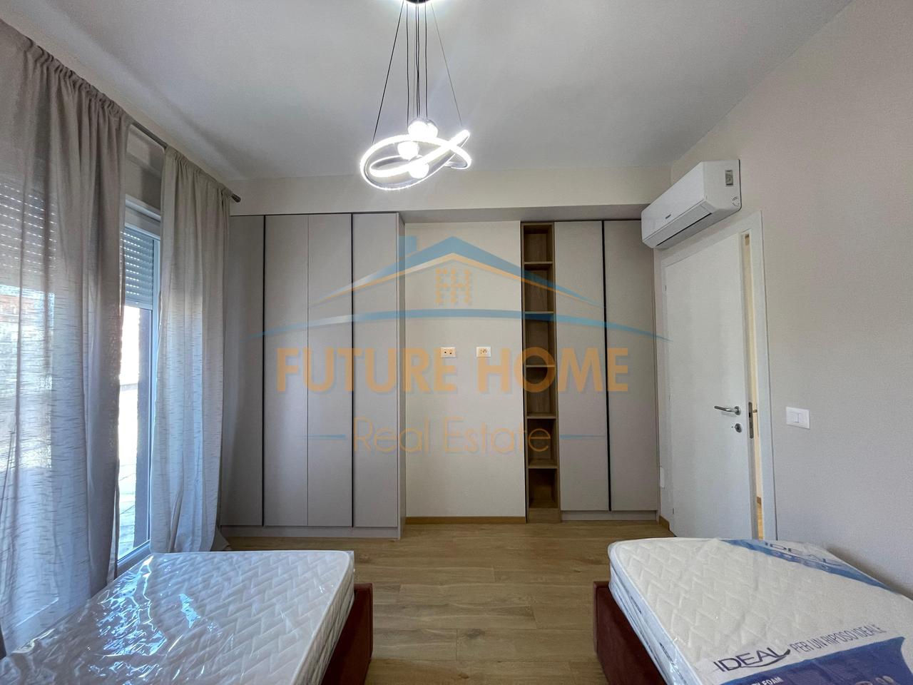 In vendita, attico 2+1+2+veranda+2 posti auto, Viale Jeanne d'Arc, Tirana