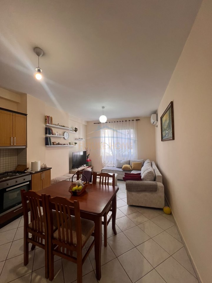Shitet, Apartament 1+1, Pranë Vilës L, Unaza e Re