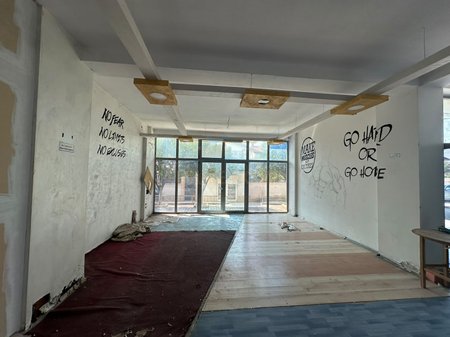 Qira, Ambjent Biznesi, Mëzez,Tiranë.