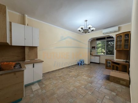 Shitet, Apartament 1+1, Rruga Bardhyl, Tiranë.
