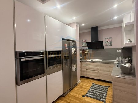 Qera ,  Apartament 3+1+2+2 Ballkone , Fresk , Tiranë