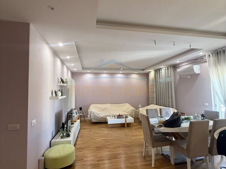 Qera ,  Apartament 3+1+2+2 Ballkone , Fresk , Tiranë