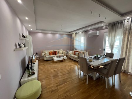 Qera ,  Apartament 3+1+2+2 Ballkone , Fresk , Tiranë