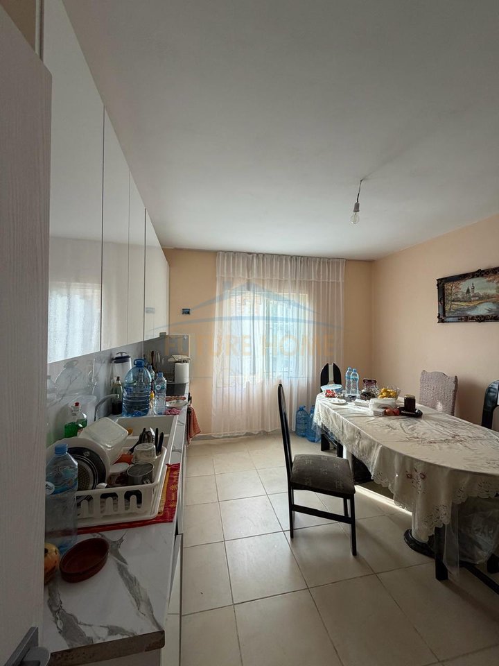 Shitet, Shtepi Private, Shkallnur, Durres