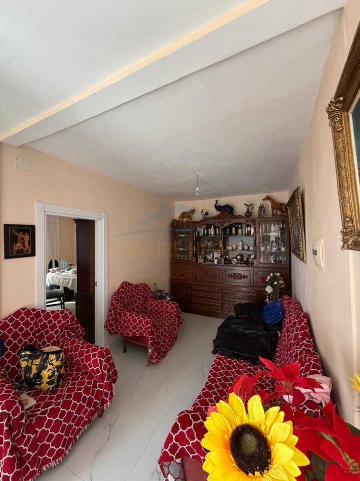 Shitet, Shtepi Private, Shkallnur, Durres