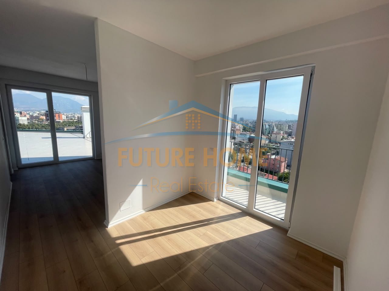 Shitet, Apartament 3+1+2+Verandë, Komuna e Parisit, Tiranë
