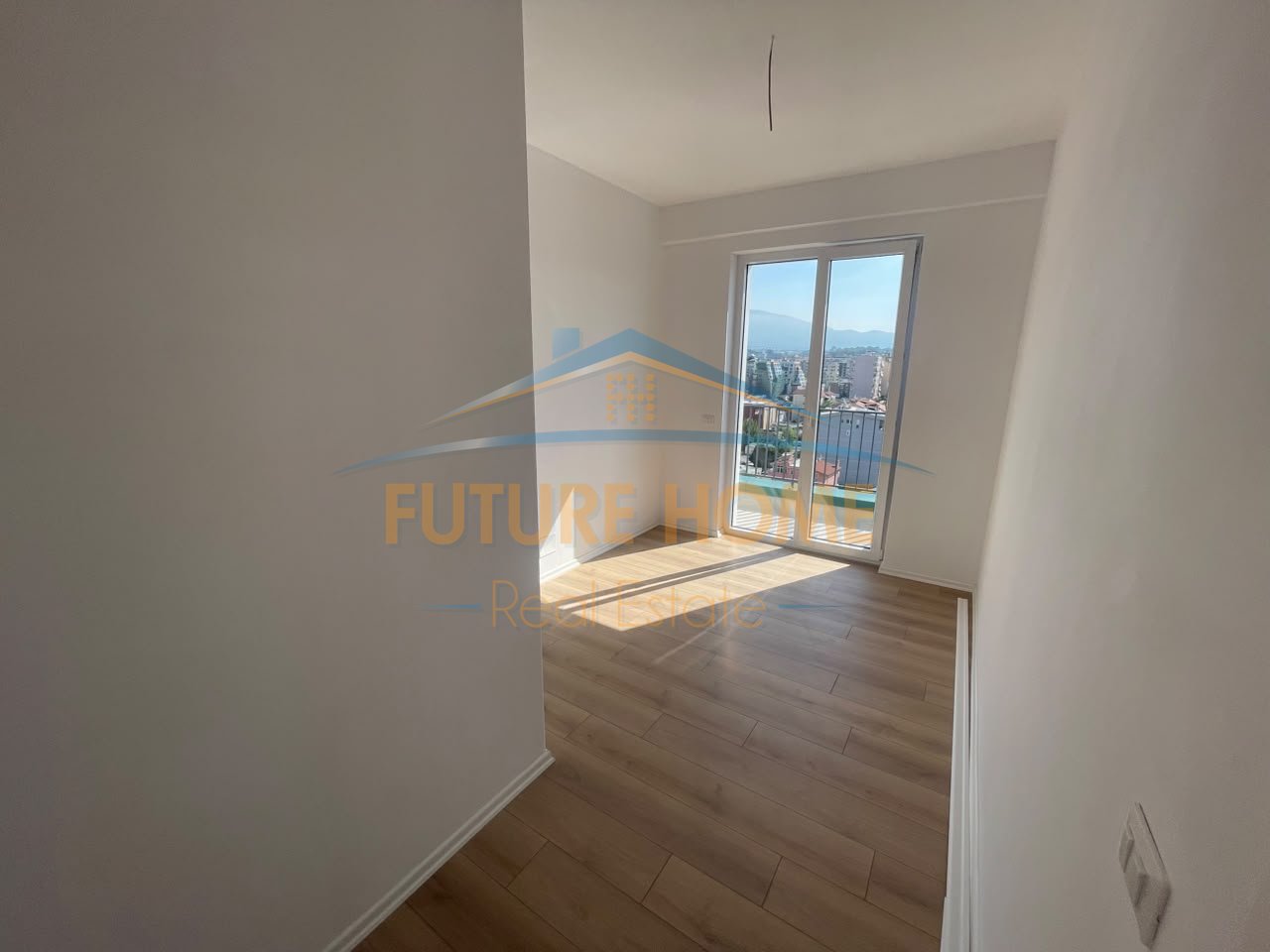 Shitet, Apartament 3+1+2+Verandë, Komuna e Parisit, Tiranë