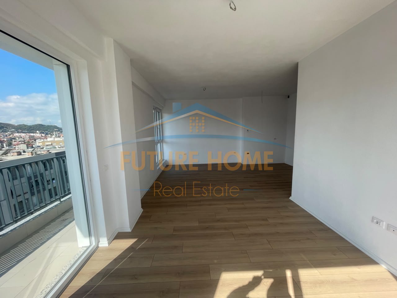 Shitet, Apartament 3+1+2+Verandë, Komuna e Parisit, Tiranë