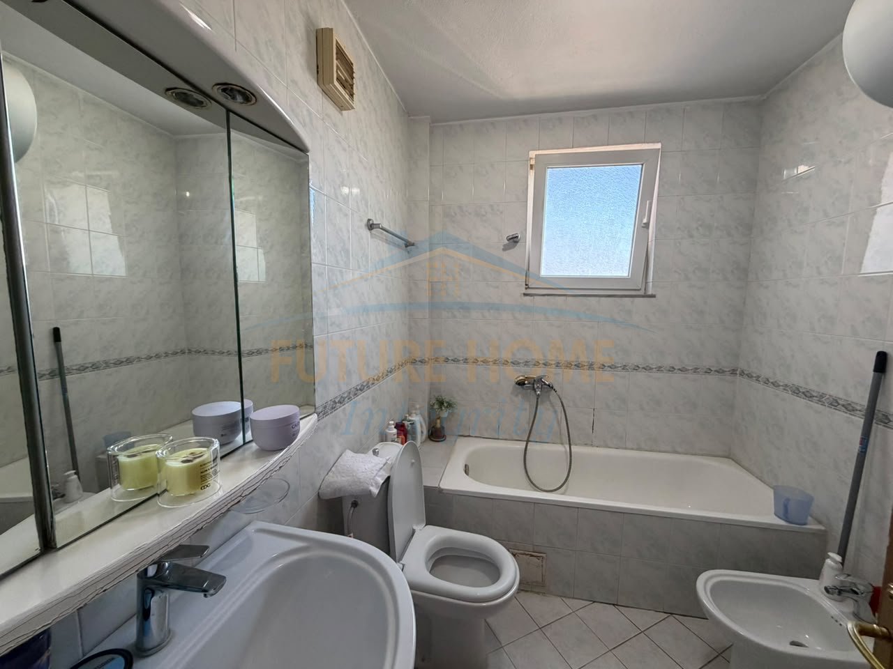 Shitet, Apartament 2+1, Rruga e Dibrës, Tiranë.