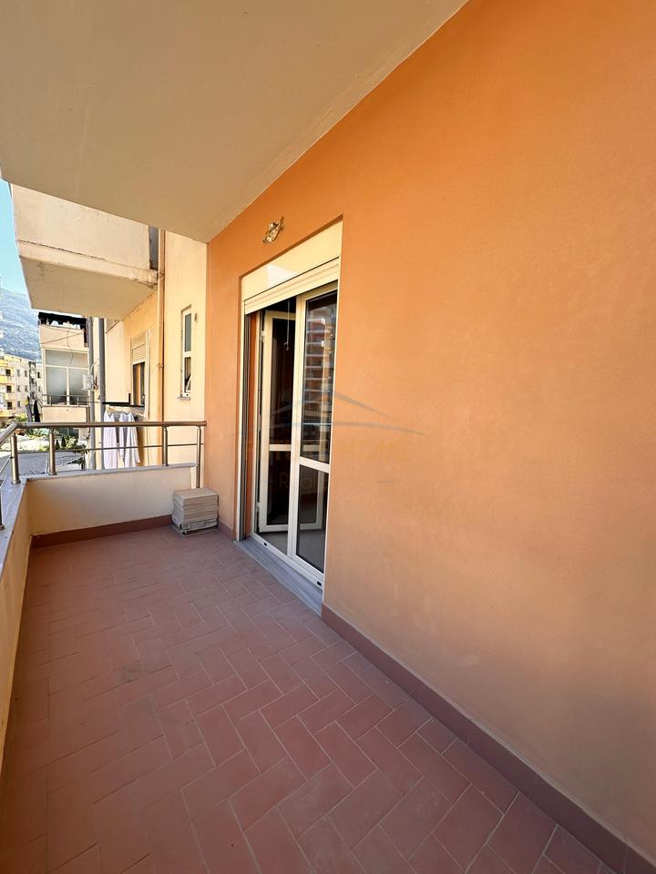 Shitet , Apartament 2+1+2 ,Lungomare ,Vlorë.