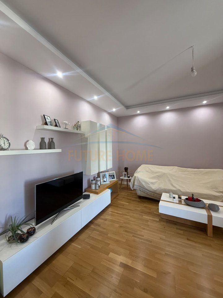 Qera ,  Apartament 3+1+2+2 Ballkone , Fresk , Tiranë