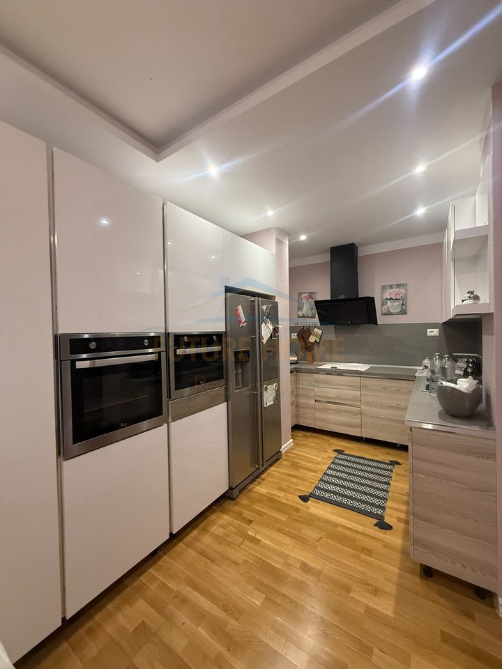 Qera ,  Apartament 3+1+2+2 Ballkone , Fresk , Tiranë