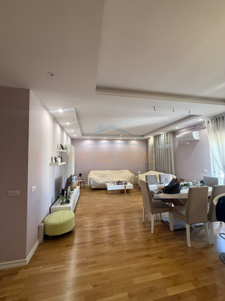 Qera ,  Apartament 3+1+2+2 Ballkone , Fresk , Tiranë