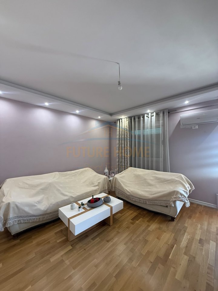 Qera ,  Apartament 3+1+2+2 Ballkone , Fresk , Tiranë