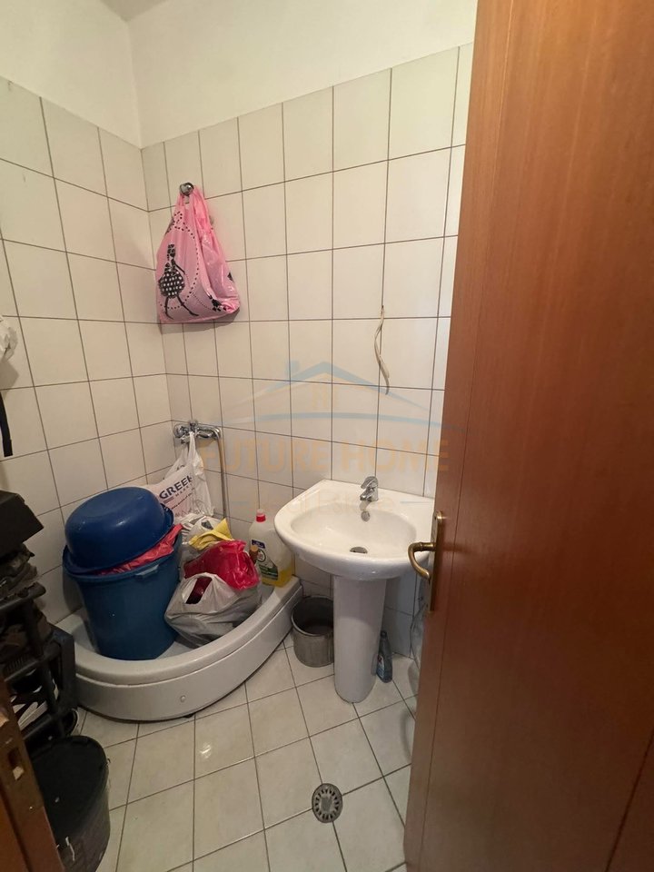 Shitet, Apartament 2+1+2, Unaza e Re