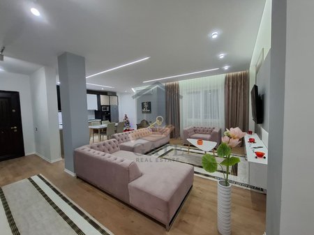 Shitet, Apartament 3+1+2+2,  Prane Markates, Durres!