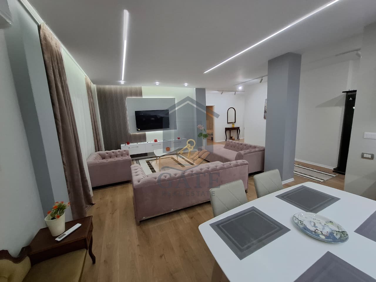 Shitet, Apartament 3+1+2+2,  Prane Markates, Durres!