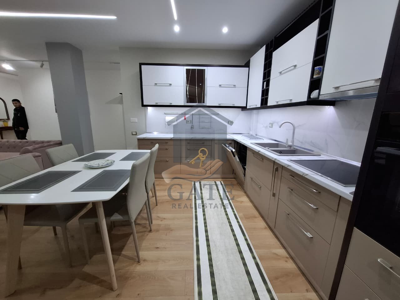 Shitet, Apartament 3+1+2+2,  Prane Markates, Durres!