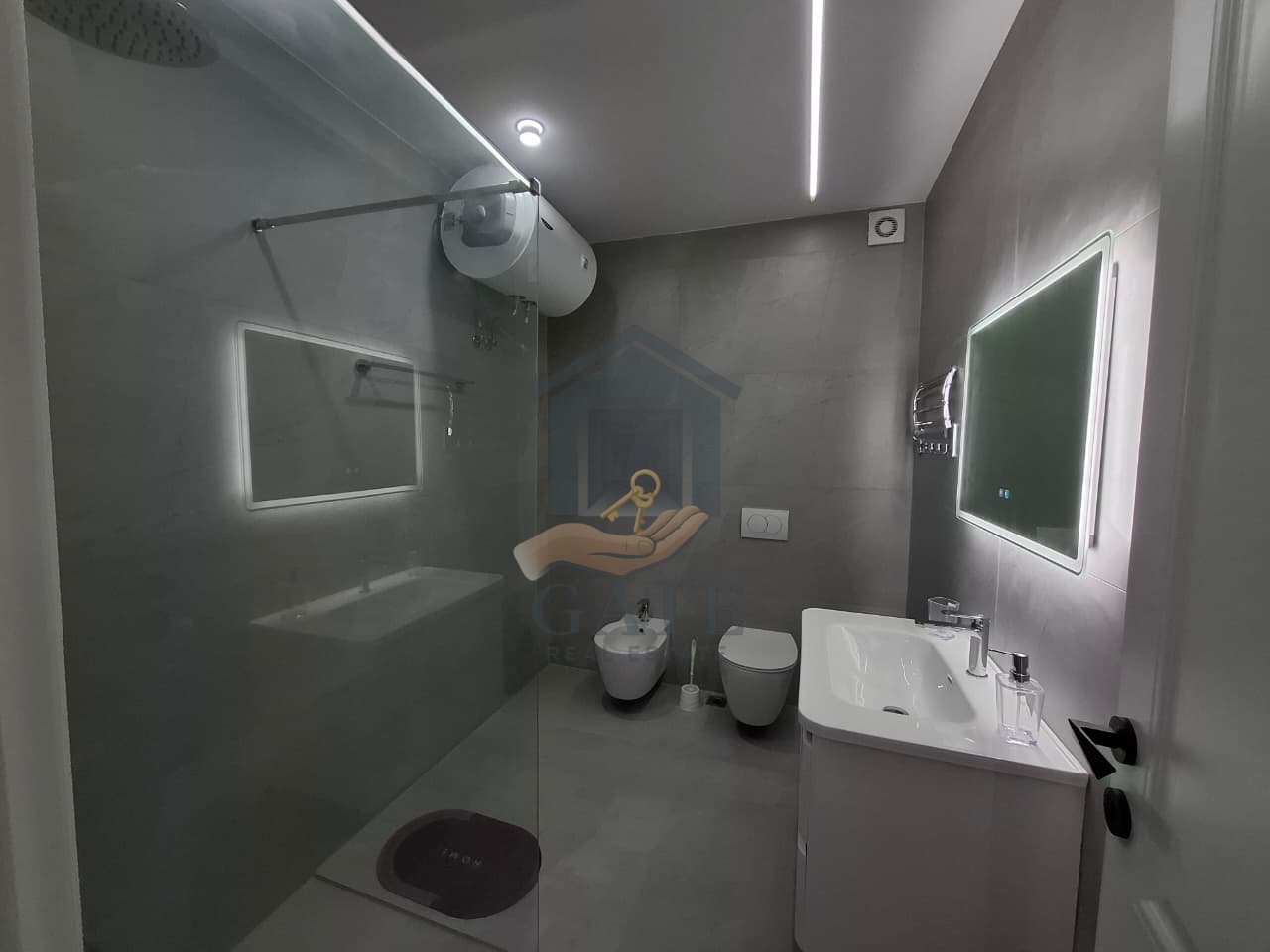 Shitet, Apartament 3+1+2+2,  Prane Markates, Durres!