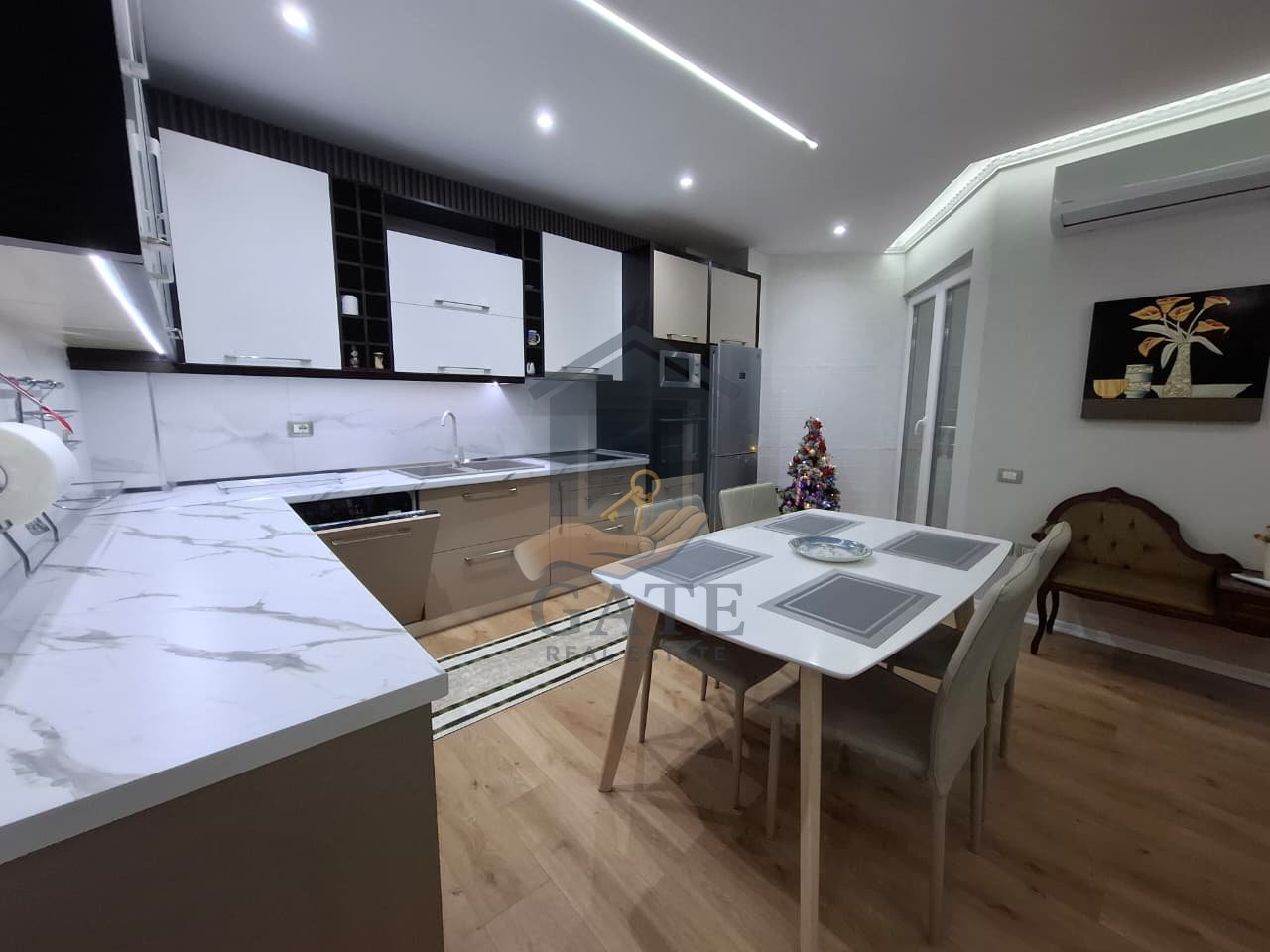 Shitet, Apartament 3+1+2+2,  Prane Markates, Durres!