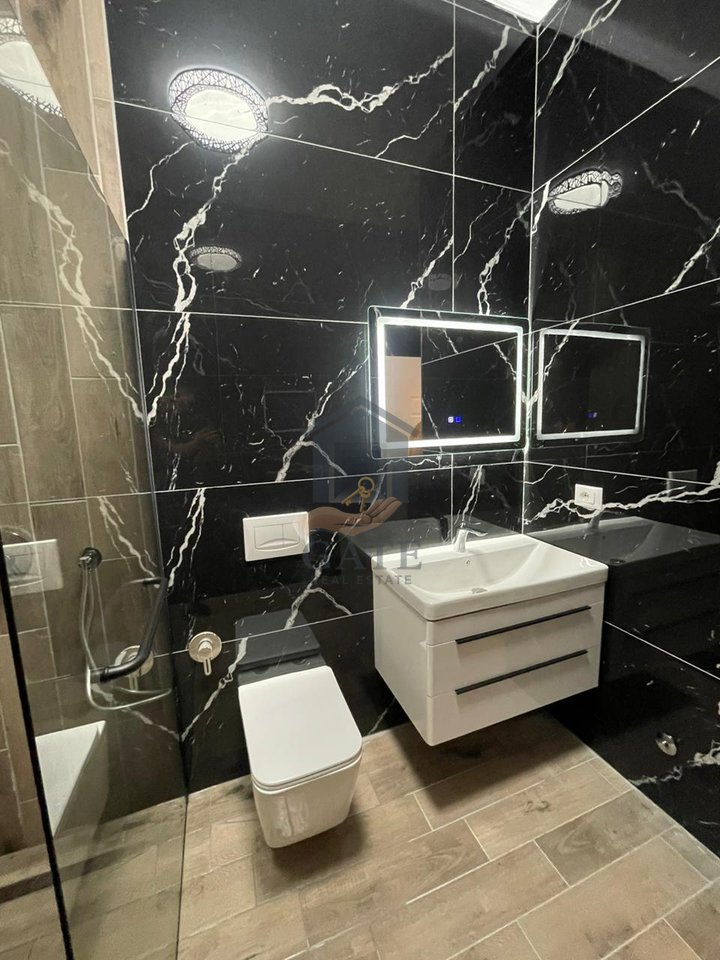 Disponojmë për shitje një super Apartament 3+1 pranë Shkollës "Bajram Curri" në Plazh.