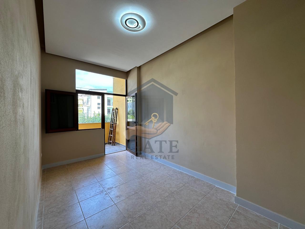 Disponojmë për shitje një super Apartament 3+1 pranë Shkollës "Bajram Curri" në Plazh.