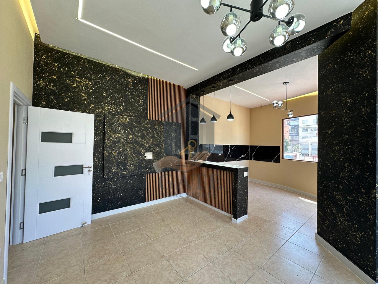 Disponojmë për shitje një super Apartament 3+1 pranë Shkollës "Bajram Curri" në Plazh.