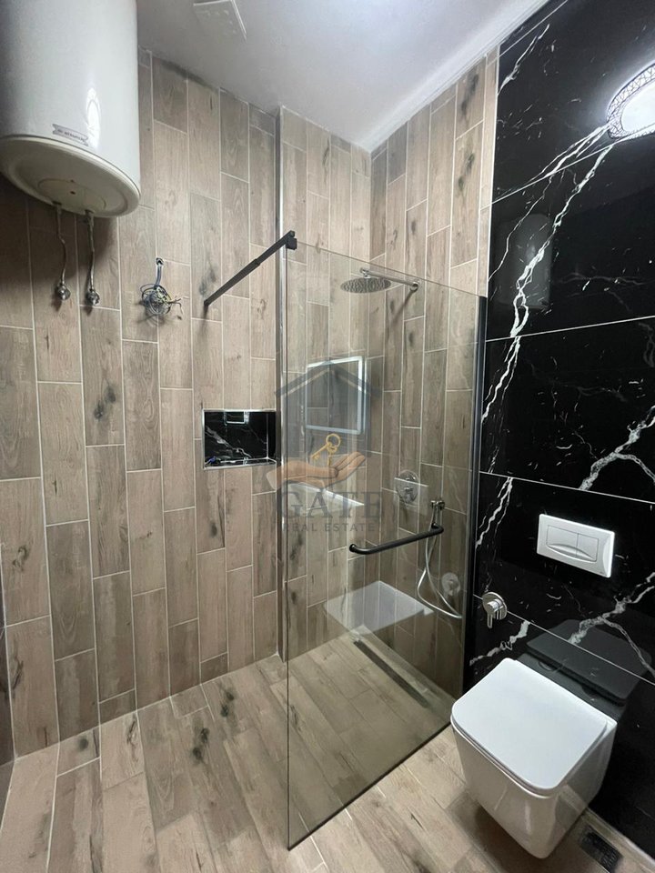 Disponojmë për shitje një super Apartament 3+1 pranë Shkollës "Bajram Curri" në Plazh.