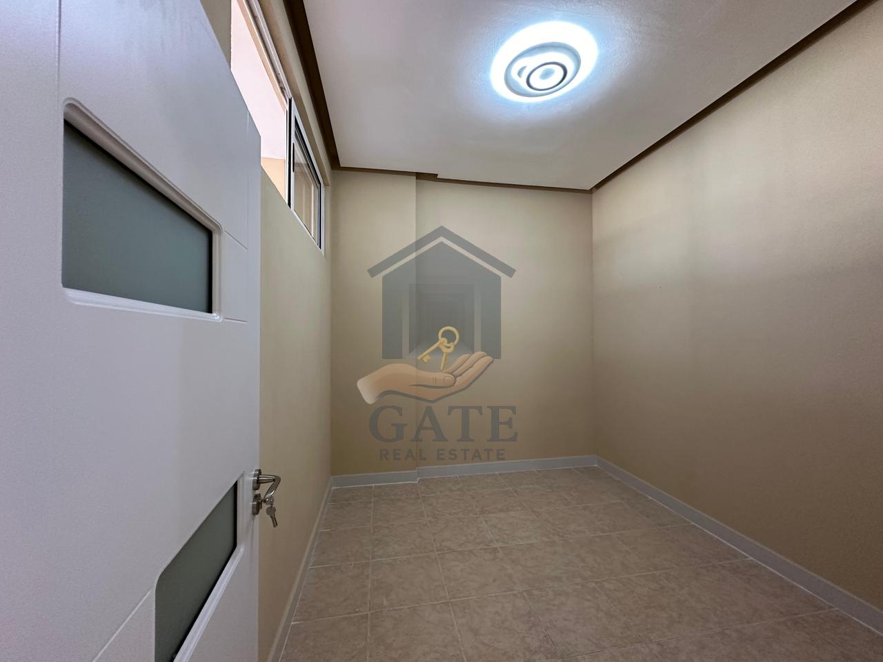 Disponojmë për shitje një super Apartament 3+1 pranë Shkollës "Bajram Curri" në Plazh.