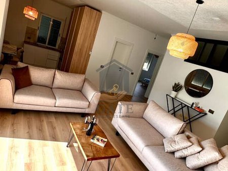 Jepet me Qira Apartament 2+1+2 Ballkone tek Shkembi Kavajes