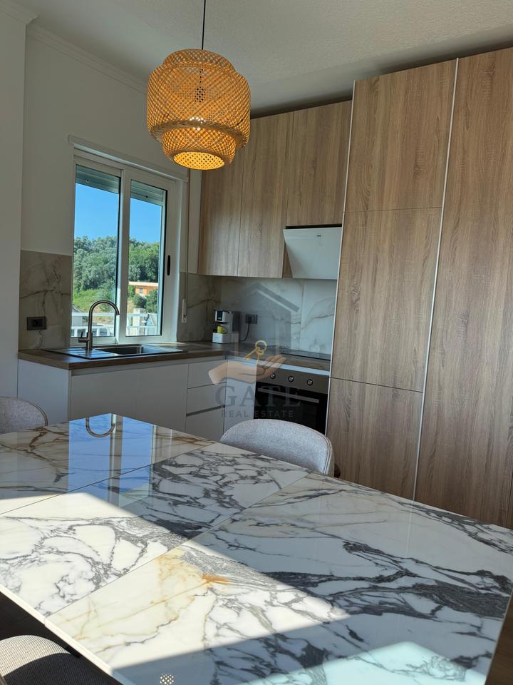 Jepet me Qira Apartament 2+1+2 Ballkone tek Shkembi Kavajes