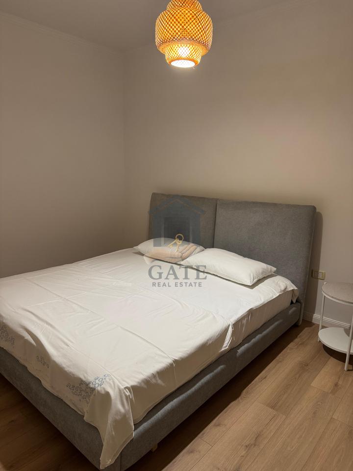 Jepet me Qira Apartament 2+1+2 Ballkone tek Shkembi Kavajes