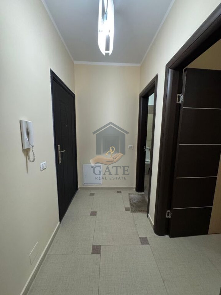 Shitet Apartament 1+1 në Plazh Iliria – 90,000€