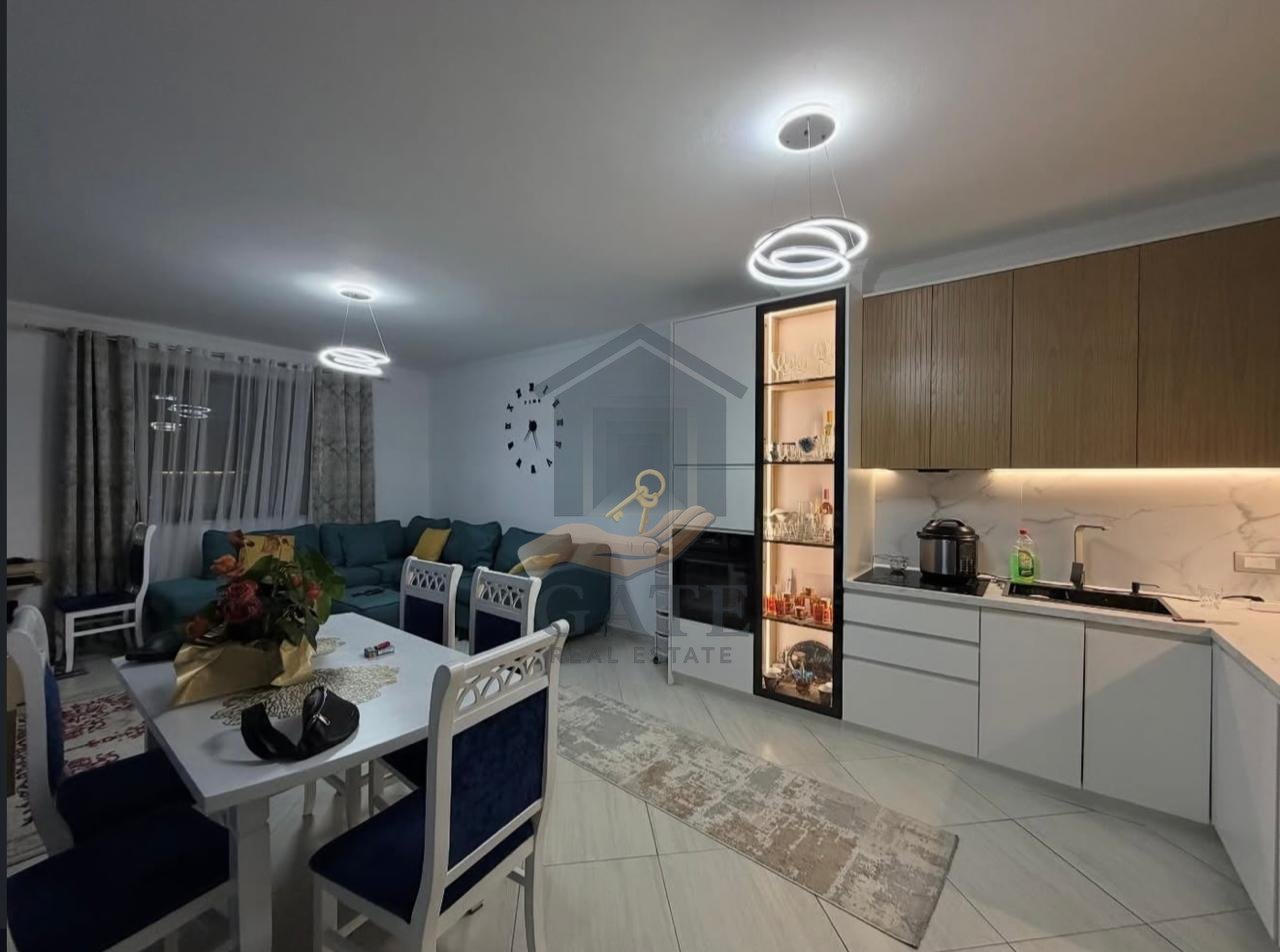 Shitet Apartament 3+1+2t+2b, Shkozet