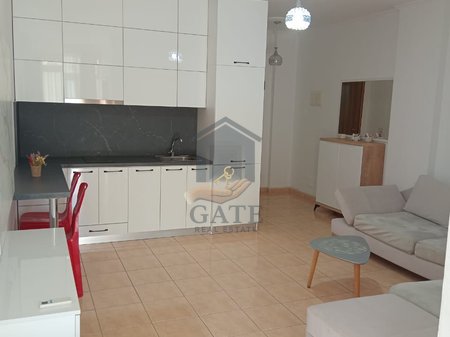 Vendesi appartamento 1+1 in prima linea sul mare, a Shkembi di Kavaja.