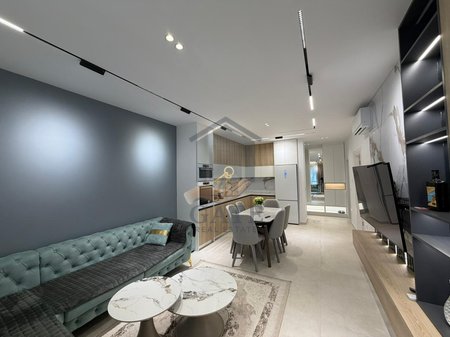 Vendesi in vendita appartamento 2+1 con posto auto nella zona di Mali i Robit.