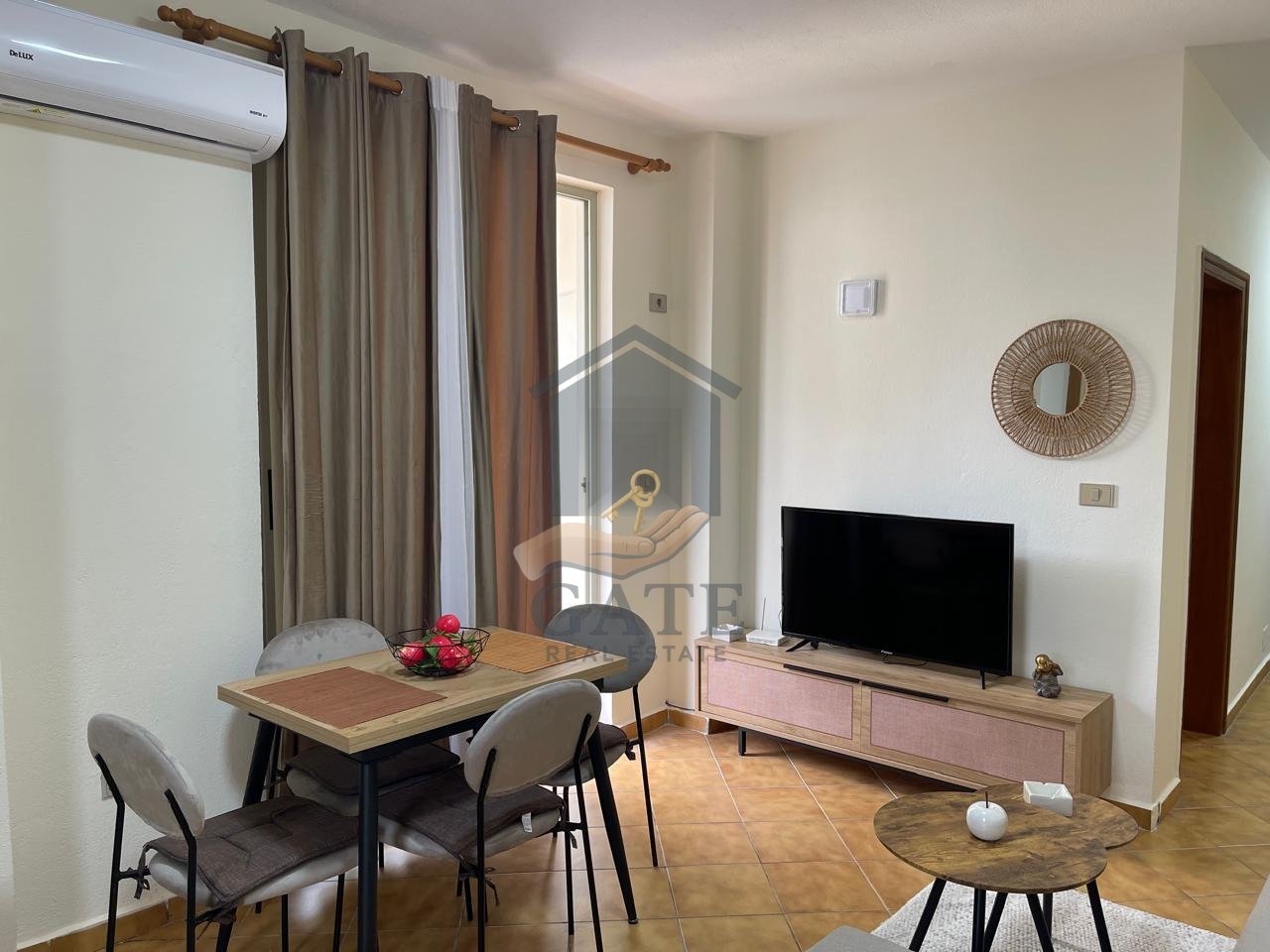 Shitet apartament 1+1+ garazh, pranë Hotel Majestic