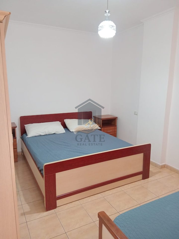 Vendesi appartamento 1+1 in prima linea sul mare, a Shkembi di Kavaja.