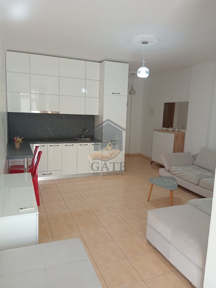 Vendesi appartamento 1+1 in prima linea sul mare, a Shkembi di Kavaja.